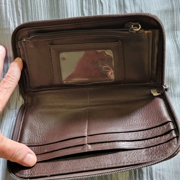 Brighton Vintage Cher zip wallet patent leather burgundy.. - Picture 8 of 8